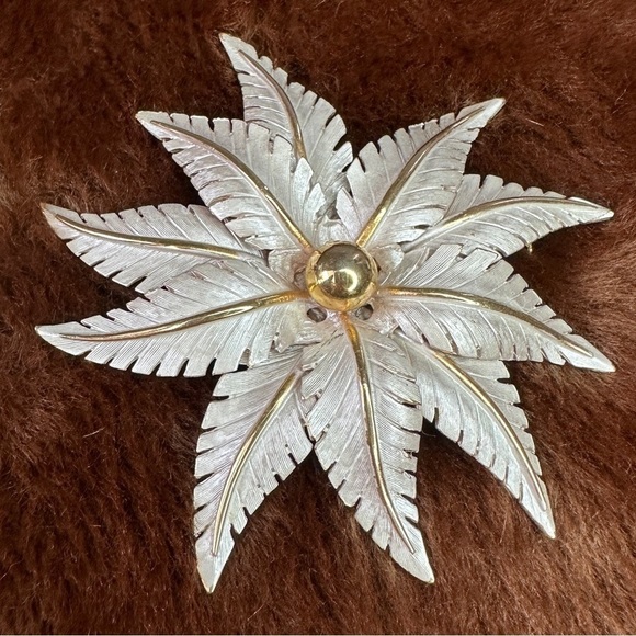 🔵 𝅺VINTAGE Lisa Signed Gold Toned Leaf Abstract Brooch - Picture 2 of 9